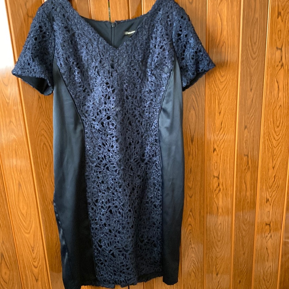 Brianna Women’s Dress Size 16 with guipure in the Middle Front and in the back.